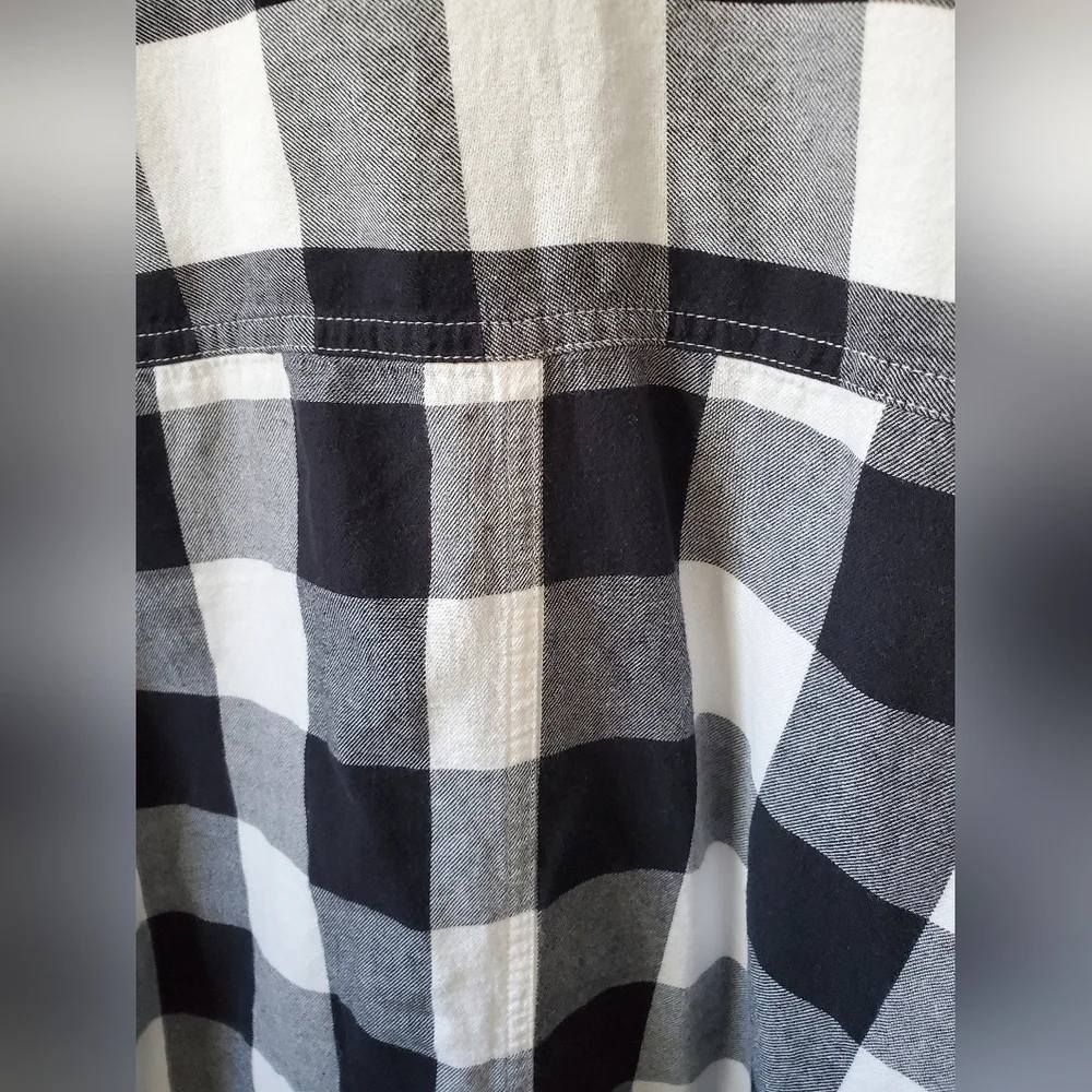 Old Navy Black & White Buffalo Plaid Boyfriend Popover Flannel Shirt - Picture 5 of 11